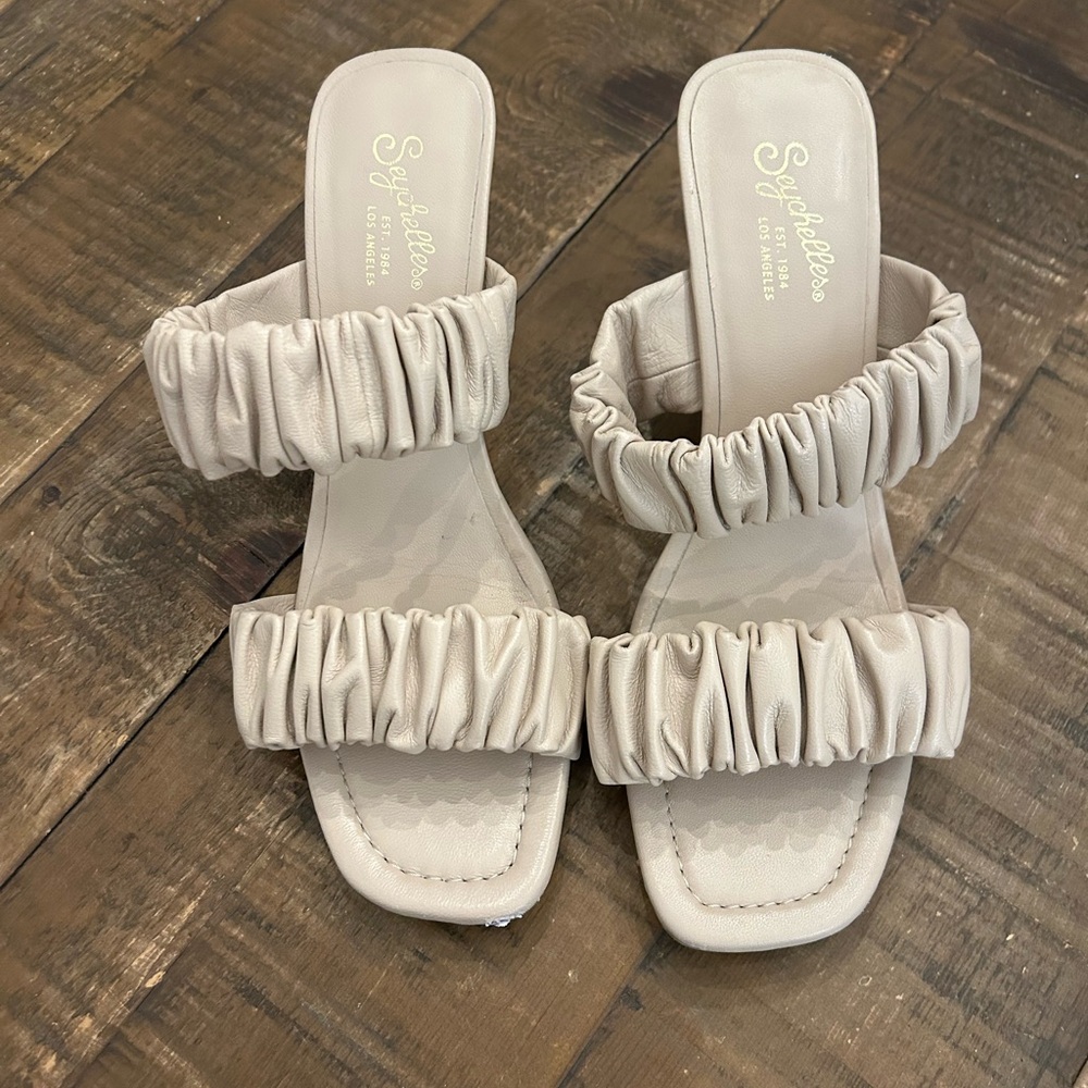 Stylish Seychelles size 8.5 women’s Cream Sandals for Women